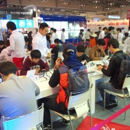 大勢の人が遊んでいます