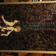 「EVA in カフェOASE」:スタッフのサインでギッシリのポスター(c)カラー