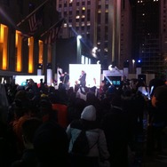 深夜にもかかわらず多数のユーザーが詰めかけた