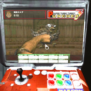 基地の休憩ラウンジに置かれた某人気格闘ゲーム筐体を模したアーケードマシン。ちゃんとプレイすることができ、この「Puncher 3」以外にも「Hellanoid」などがあります