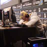 準決勝でGrubbyと対戦中のロシアプレイヤーsLivko。彼も2-0の優位からGrubbyのラッシュで巻き返されてしまう