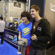 試合後にファンに撮影やサインを次々求められる韓国の『SC2』プレイヤーStingスポンサーはMad Catz