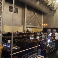 手の控え室。大会のオペレーションもこの奥で行われておりステージが使用中の際はここで『SC2』の試合が実施されることも