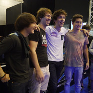 試合勝利後は、即座にファンのところまで行って撮影やサインに応じるGrubby