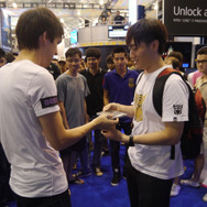 大会オペレーターのMichal Blicharz氏の話によると、以前までGrubbyは試合に勝っても身内だけで喜んでいたのが、最近になって対戦相手に声をかけたりファンサービスを徹底したりとプロらしいふるまいに変わってきたという