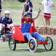 カートコンテストに自作のマリオカートで出場した少年、ゴール時に転倒して鎖骨を骨折