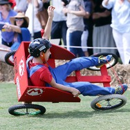 カートコンテストに自作のマリオカートで出場した少年、ゴール時に転倒して鎖骨を骨折