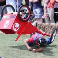 カートコンテストに自作のマリオカートで出場した少年、ゴール時に転倒して鎖骨を骨折