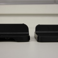 充電ケーブルの差しやすさは純正を上回る(右)