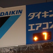 12月の新宿。ダイキンの温度計は7度を指す。