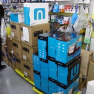 レジの後ろに山積みのWii U