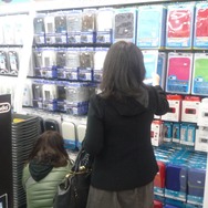 どのアクセサリーを買おうか悩んでいる女性の姿も結構見かけました