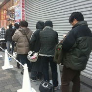 Wii Uを求めて長蛇の列が