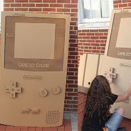 精巧に作られたダンボール製巨大ゲームボーイカラー！