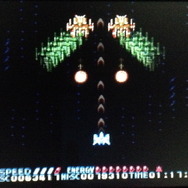 敵機の攻撃方法は変則的かつ多彩で、最初はパターンを把握するだけでも至難の業。