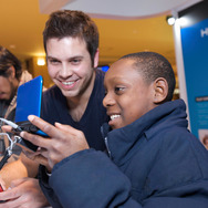 任天堂の最新ゲームを楽しむ子どもたち