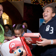 3DS LLと『New スーパーマリオブラザーズ 2』をプレゼントされ大喜び