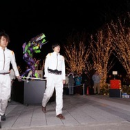 NERV職員たちにより、ヱヴァ神社に初号機が奉納された