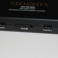 本体前側にある端子