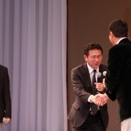 二人の監督ががっちり握手