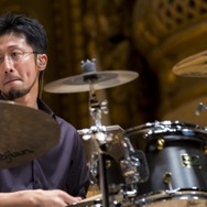 ドラムの安西琢磨さん