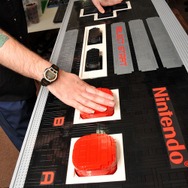 本当に使える!レゴで作った巨大なファミコンコントローラー