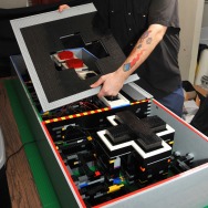 本当に使える!レゴで作った巨大なファミコンコントローラー