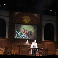 裁判所のシーン。スクリーンに証拠品が映し出される