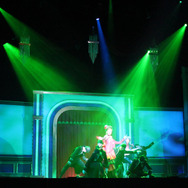 事件を回想するシーン。ライティングで、頭の中の再現であることを演出