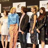 シエンナさんに見つめられて緊張気味の小林P