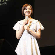 芹那さん登場。ハート柄のワンピースがキュート!