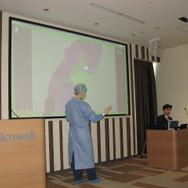 「Opect（オペクト）」を操作している場面。手術を行いながら、簡単な操作で画面をチェックできます