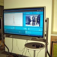 階乗に設置されていた「Hello Counter」システム。中央に通った総人数が表示され、左右にはそちらの方向に向かった人数がカウントされています