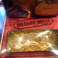 小さなメダルの形をしたチョコがたくさん入ってます