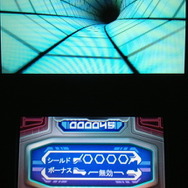 バーチャル世界のトンネル内を、高速で駆け抜けるのがゲームの目的になります。