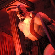 『God of War: Ascension』特設ブースのモニュメント