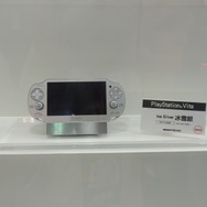 こちらが、アジア先行発売となるPS Vitaの新色｢冰雪銀｣(アイス・シルバー)