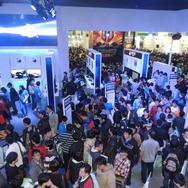 初日からは考えられない人の量です