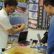 洗剤の実演販売中