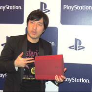 ｢初めて見た｣という新色のPS3片手に記念撮影