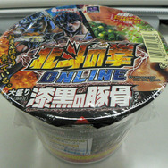 アイテムチケット同梱の「北斗の拳ONLINE大盛り漆黒の豚骨ラーメン」、エースコックから