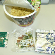 アイテムチケット同梱の「北斗の拳ONLINE大盛り漆黒の豚骨ラーメン」、エースコックから