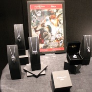 ユニセックスなデザインのリングとネックレスを用意