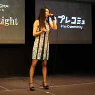 テーマ曲「Coils of Light」を熱唱