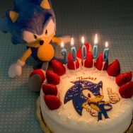 セガ、公式Facebookページが20000いいね!達成 ― ソニックが特製ケーキでお祝い