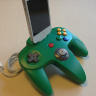 NINTENDO64コントローラー風iPhoneドック