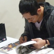 続いて巧氏がサインを書きます