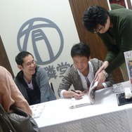 終始和やかなムードでサイン会が行われました