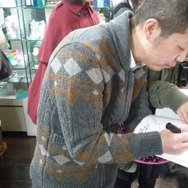 会場の様子を眺めていた竹下氏にサインを求めるファンもいました