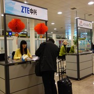 出展社によるインフォメーションカウンターも空港内に